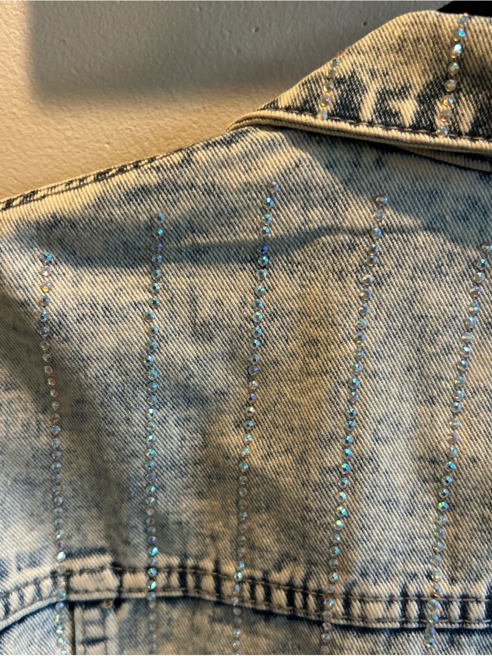 Veveret Acid Wash Rhinestone Denim Jacket Womens Large Blue Cropped Raw Hem - Picture 10 of 11